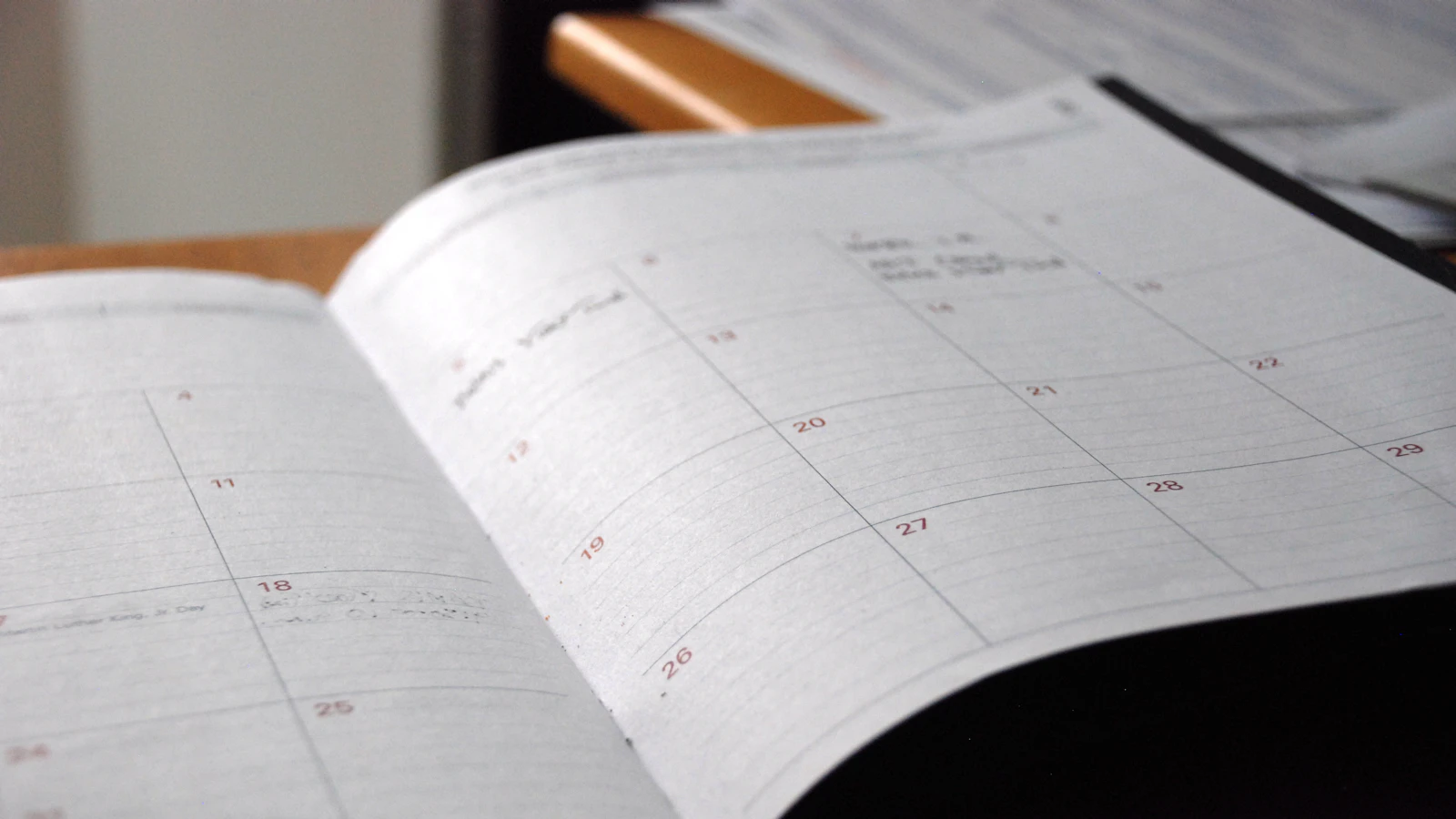 Una agenda mensual abierta sobre un escritorio