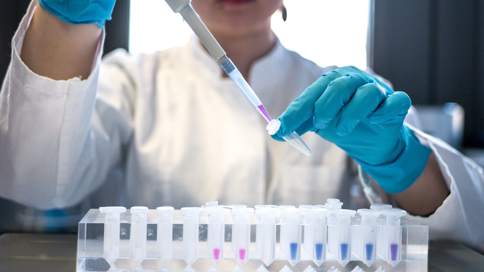 Un tecnico de laboratorio analizando muestras