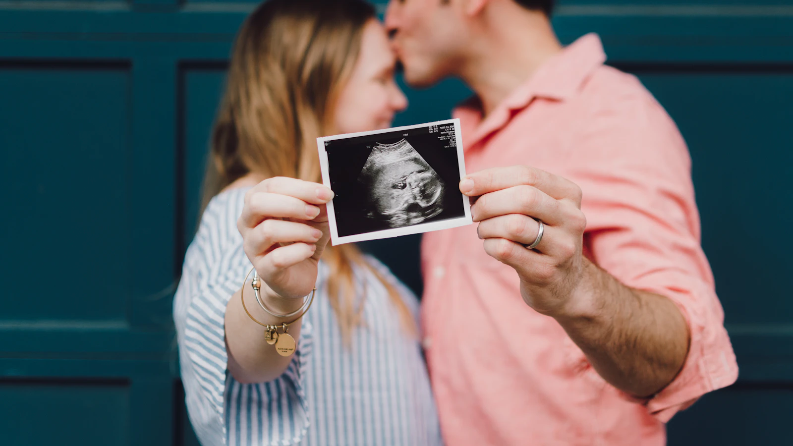 Una pareja sosteniendo una foto de ultrasonido